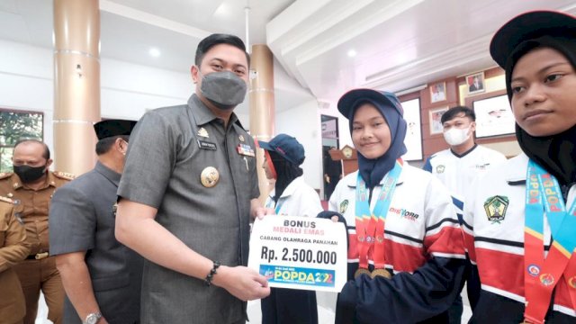 Bupati Gowa, Adnan Purichta Ichsan memberikan bonus kepada atlet Kabupaten Gowa yang berhasil membawa pulang medali / dokumen: Pemkab Gowa.