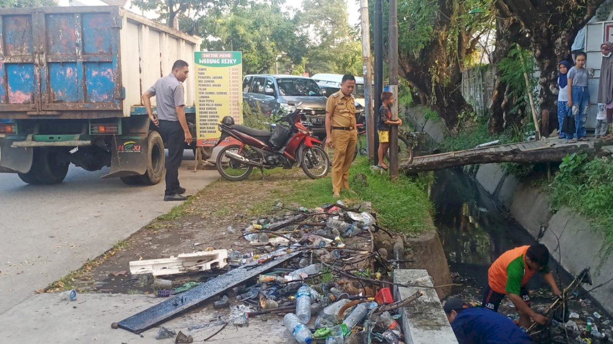 Pantau Langsung Pembersihan Saluran Drainase, Camat Tallo Turunkan Satgas Drainase