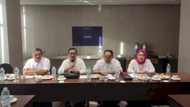 RAPAT PLENO. Yusran (kedua kiri) saat memaparkan sejumlah program yang akan digelar dalam rapat koordinasi Apindo Sulsel di Eureka Meeting Novotel Hotel, Rabu, (6/7/2022).