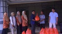 Jum’at Berkah, Dharma Wanita Persatuan Sekretariat DPRD Luwu Timur Berbagi Paket Sembako