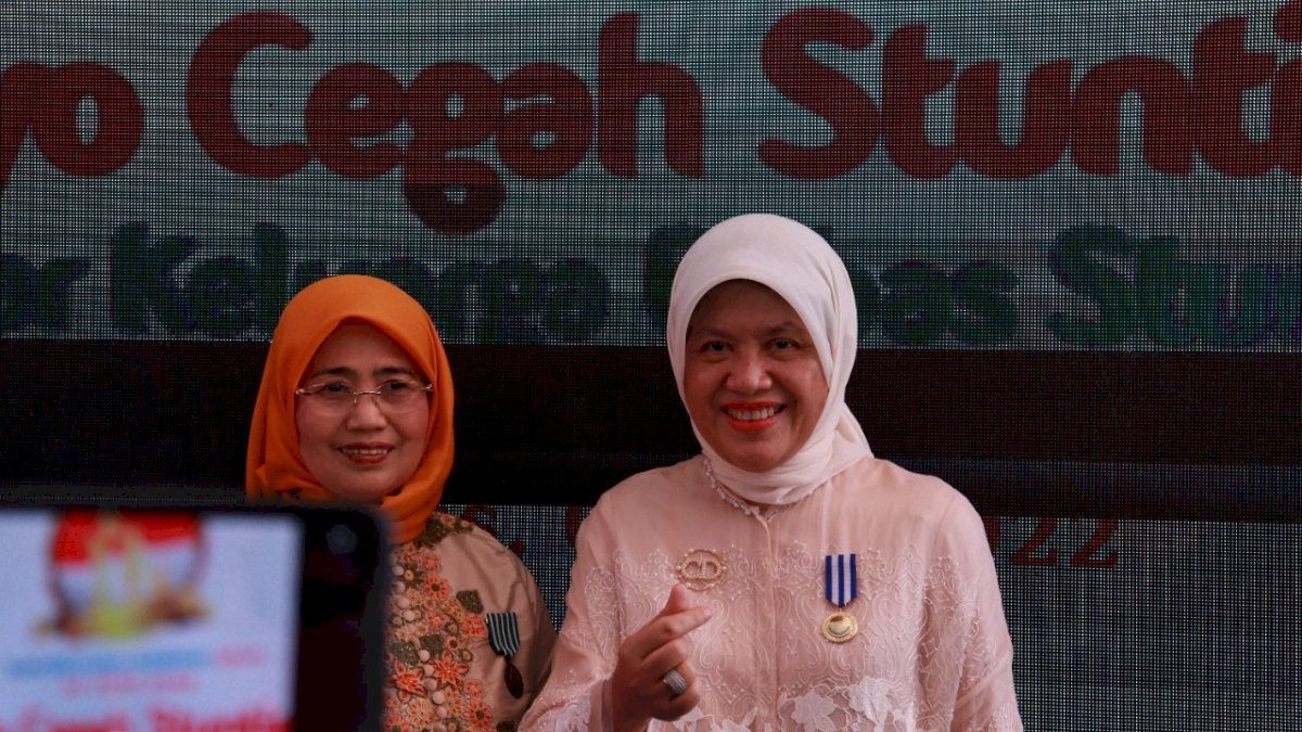 Dihadapan Presiden Hasnah Syam Terima Penghargaan Manggala Karya Kencana