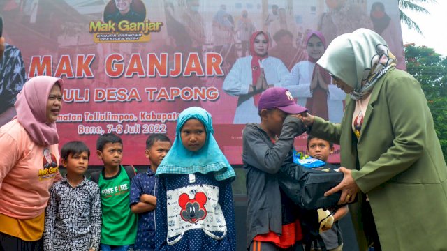 Mak Ganjar Sulsel bagikan bantuan kepada siswa SD di Desa Tapong Kabupaten Bone / dokumen: Ist