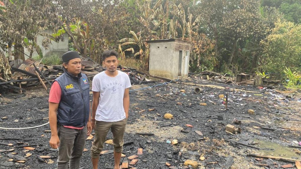 Legislator NasDem Sulsel Muhammad Bantu Korban Kebakaran di Desa Itterung Bone