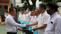 Berbeda Dari yang Lain, Camat Tallo Serahkan SK Wali Kota Kota Makassar Kepada Pj Ketua LPM