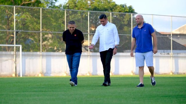 Bupati Gowa, Adnan Purichta Ichsan bersama CEO PSM Makassar, Munafri Arifuddin dan Pelatih PSM Makassar, Bernardo Tavares meninjau Stadion Kalegowa dan Lapangan Syekh Yusuf, Selasa (12/7/2022) / dokumen: Pemkab Gowa.