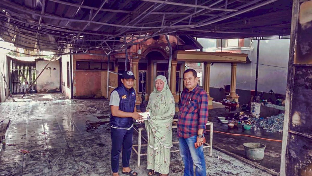 Politisi NasDem Muhammad Bantu Korban Kebakaran di Desa Sijelling Bone