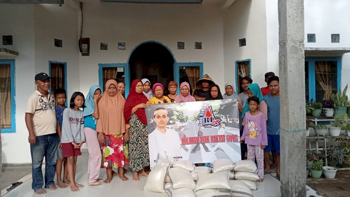 Komunitas Anak Rakyat Gowa Bergerak Bagikan Sembako ke Warga Kurang Mampu