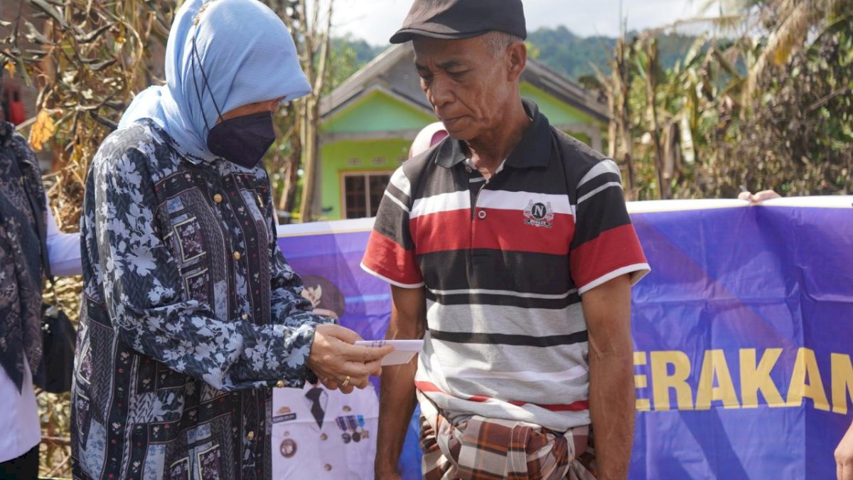 Rumah Warga Sepee Terbakar, Hasnah Syam Temui Langsung Korban dan Beri Bantuan