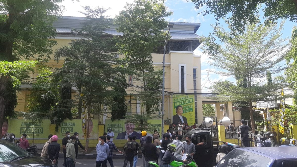 Aliansi Pemerhati Golkar Segel Kantor DPD I, Tuntut Airlangga Hartarto Copot Taufan Pawe