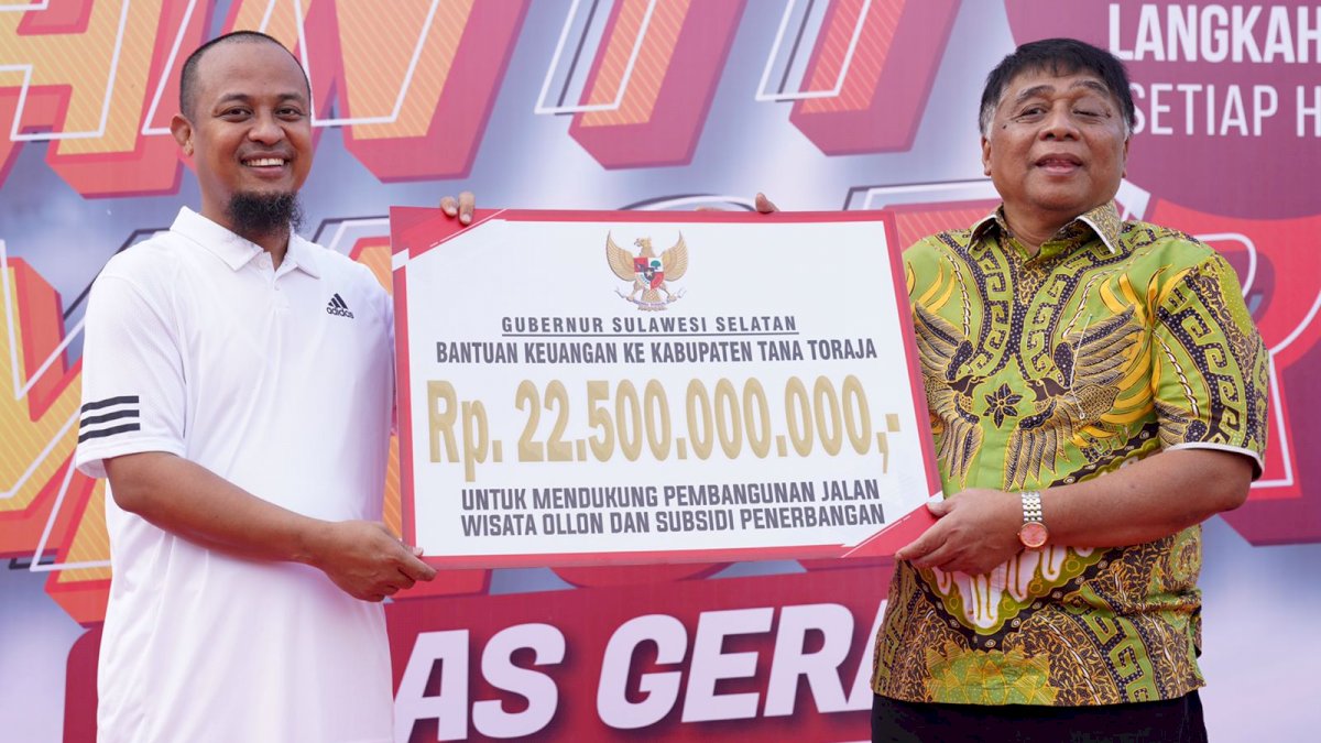 Gubernur Sulsel Serahkan Bantuan Keuangan Rp22,5 Miliar Untuk Tana Toraja