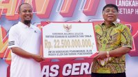 Gubernur Sulsel Serahkan Bantuan Keuangan Rp22,5 Miliar Untuk Tana Toraja
