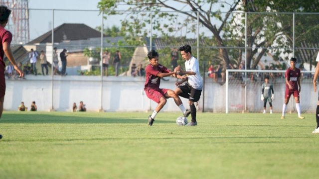 Pertandingan persahabatan PSM Makassar dan Persigowa di Stadion Kalegowa (dokumen: Pemkab Gowa)
