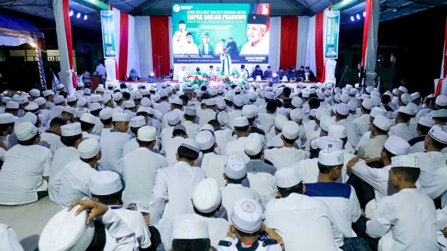 Ribuan santri dan ulama di Sulawesi Selatan (Sulsel) gelar acara Gema Sholawat dan Doa Bersama untuk Bangsa di Pondok Pesantren DDI Mattoanging sekaligus suarakan Ganjar presiden 2024 (dokumen: ist)