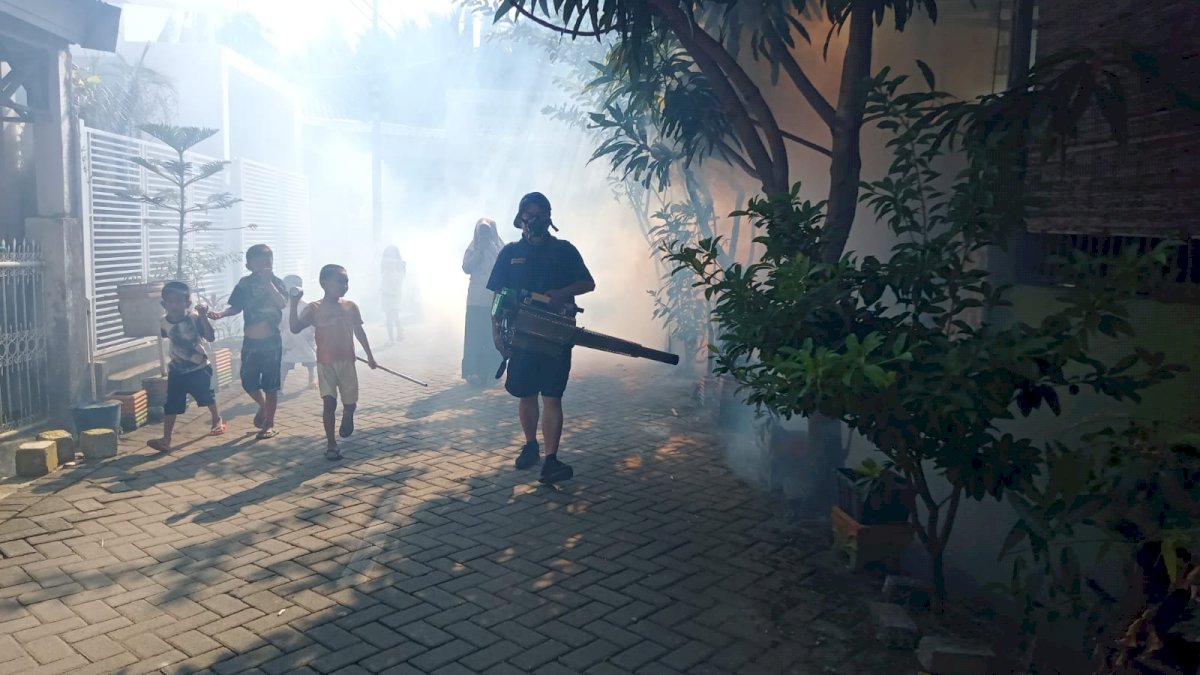 Rezki Mulfiati Lutfi Turunkan Timnya Fogging Pemukiman Warga