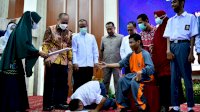 Gubernur Andi Sudirman Serahkan E-KTP ke Penyandang Disabilitas