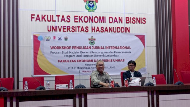 Workshop Penulisan Jurnal Internasional pada 18 Juli 2022 di Gedung lt2 Pasca FEB Unhas. Ist