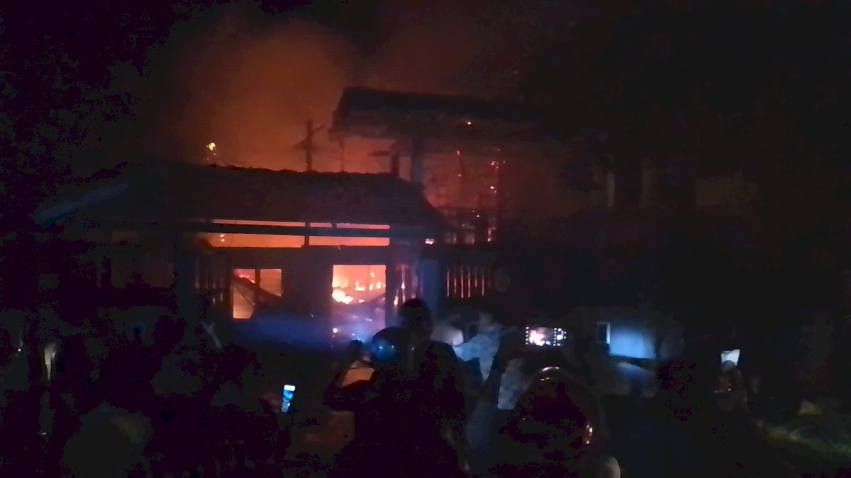 Breaking News: Satu Unit Rumah di Jalan Karya Jeneponto Terbakar