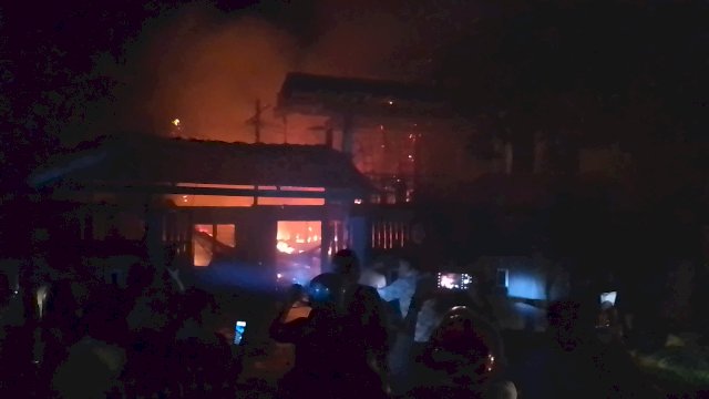 Satu unit rumah terbakar di Jalan Karya (Dedi)