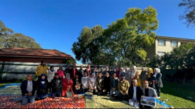 Wali Kota Makassar, Ramdhan Pomanto saat shalat Idul Adha di Sydney (dokumen: int).