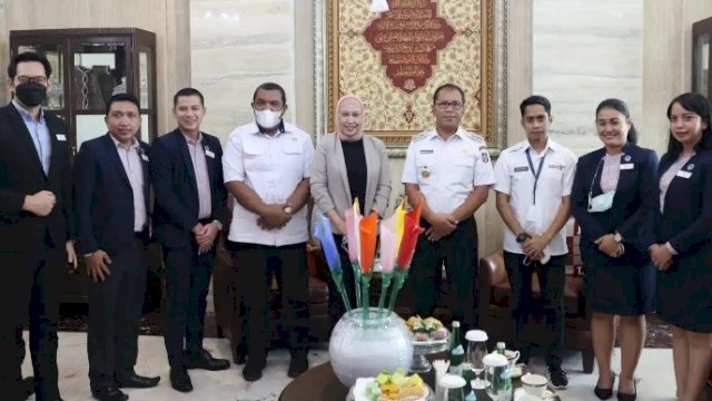 Wali Kota Makassar, Ramdhan 'Danny' Pomanto saat menerima kunjungan manajemen Hotel Mercure Makasaar (dokumen: int).