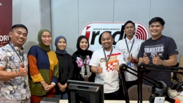 Kepala Dispar Makassar, Muhammad Roem saat menjadi narasumber di salah satu radio di Makassar (dokumen: ist).