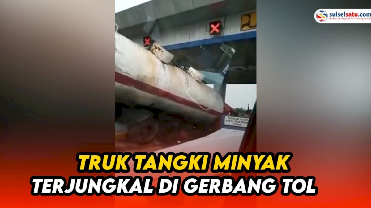 VIDEO: Truk Tangki Minyak Terjungkal di Gerbang Tol