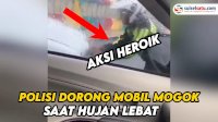 VIDEO: Aksi Heroik Polisi Dorong Mobil Mogok saat Hujan Lebat