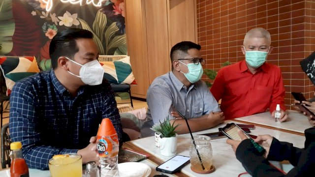 CEO GMTD, Gan Song Pho (kanan) didampingi Corporate Secretary GMTD, Eka Firman Ermawan (tengah) saat temu bincang bersama media Goodfields Restaurant Makassar / dokumen: GMTD.
