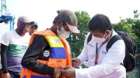 Kalla Lines Bersama Yayasan Hadji Kalla Bagikan Life Jacket kepada Warga Pulau Lae-Lae