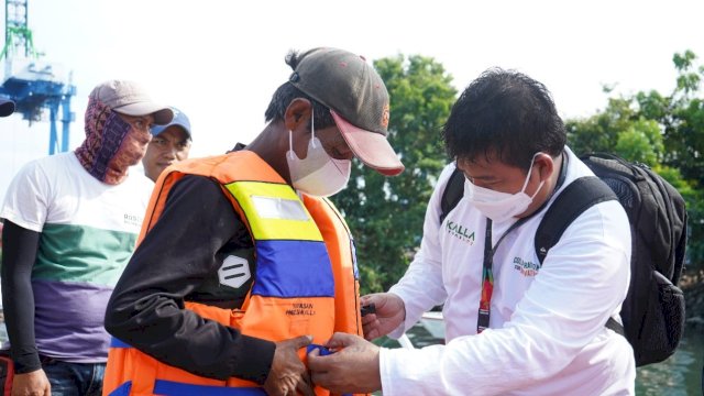 Program CSR Kalla Lines dan Yayasan Hadji Kalla menyalurkan bantuan life jacket kepada warga Pulau Lae-lae / dokumen: Kalla Group.