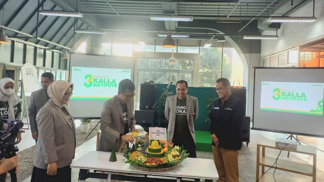 Pemotongan tumpeng perayaan hari ulang tahun Kalla Institut ke 3 di NIPAH PARK, Selasa 12 Juli 2022 / dokumen: Sri Wahyudi Astuti / Sulselsatu.com.