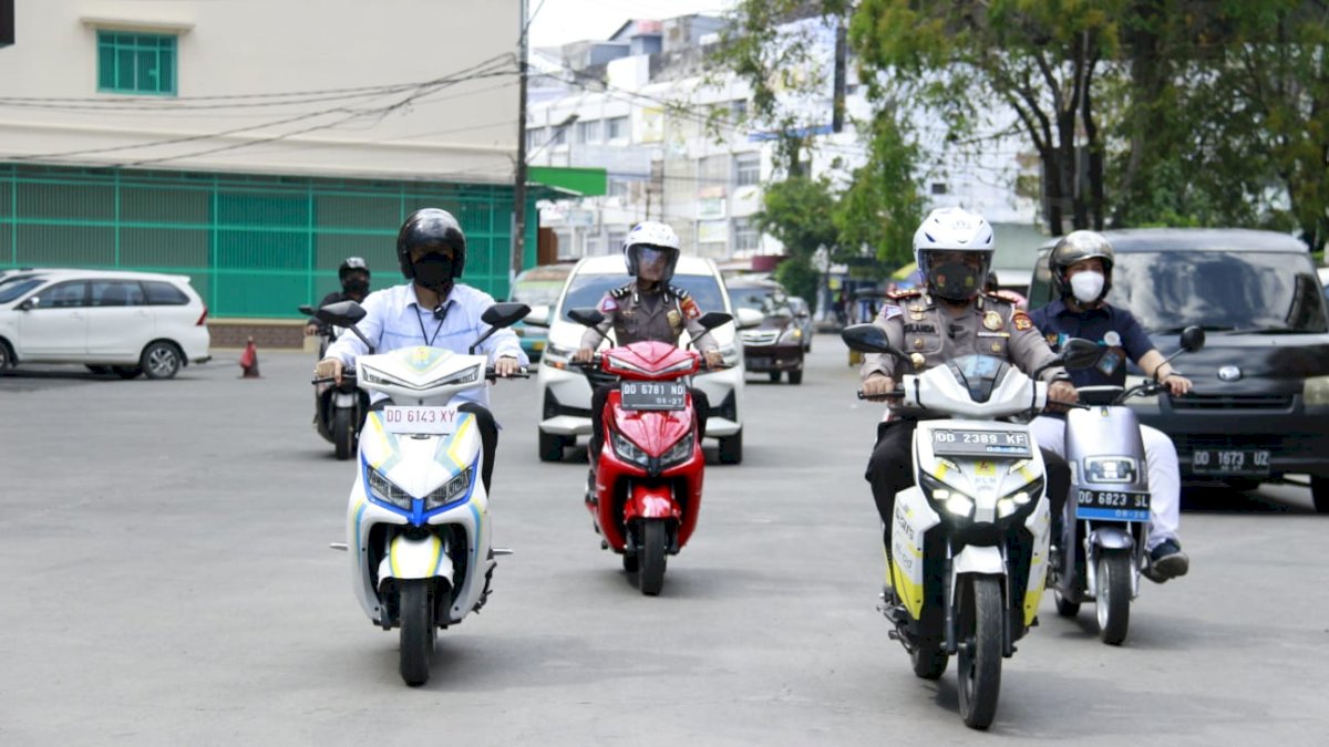 Dukung Konversi ke Kendaraan Listrik, Kasatlantas Polrestabes Makassar Jajal Sepeda Motor Listrik di Jalan Raya