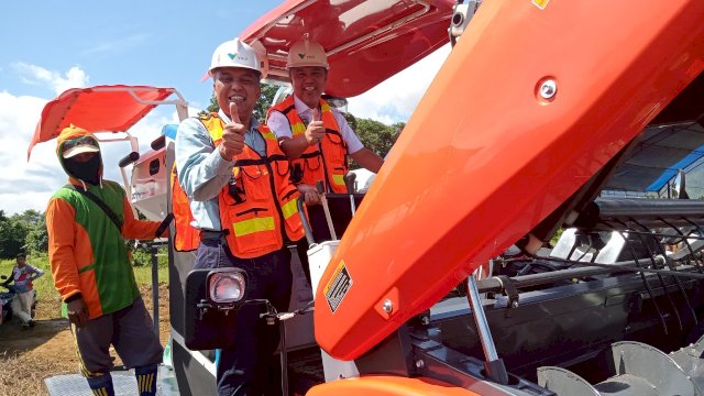 Bupati Lutim bersama Direktur External Relations PT Vale melakukan pengoperasian perdana mesin combine untuk memanen padi milik salah satu kelompok tani binaan di lahan seluas 3 hektar (dokumen: PT Vale)
