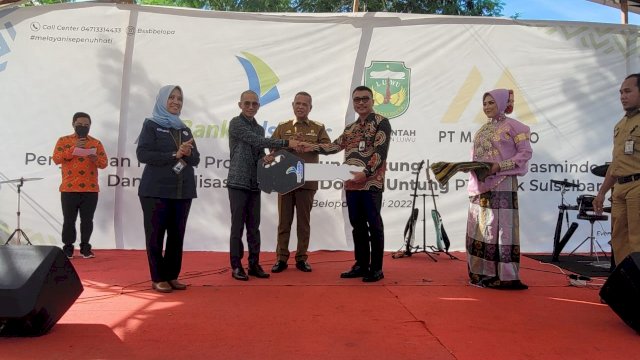 Penyerahan hadiah bagi nasabah Bank Sulselbar dalam program Nabung Untung (dokumen: Bank Sulselbar).