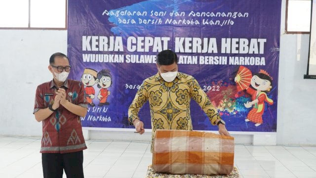 Bupati Gowa, Adnan Purichta Ichsan saat membuka rapat kerja pencanangan Desa Bersinar di Desa Kanjilo kabupaten Gowa (dokumen: Pemkab Gowa). 