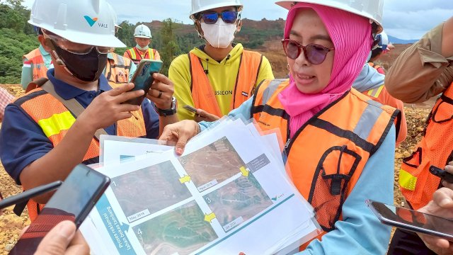 Reclamation Engineer PT Vale Indonesia, Erlin saat kunjungan di salah satu lahan reklamasi pasca tambang dalam acara Media Visit (Sri Wahyudi Astuti / Sulselsatu.com)