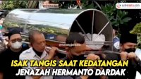 VIDEO: Isak Tangis saat Kedatangan Jenazah Hermanto Dardak Tiba di Rumah Duka