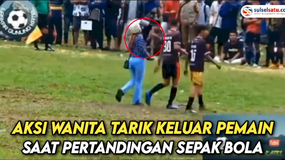 VIDEO: Aksi Wanita Tarik Keluar Pemain yang Diduga Pacarnya saat Pertandingan Sepak Bola