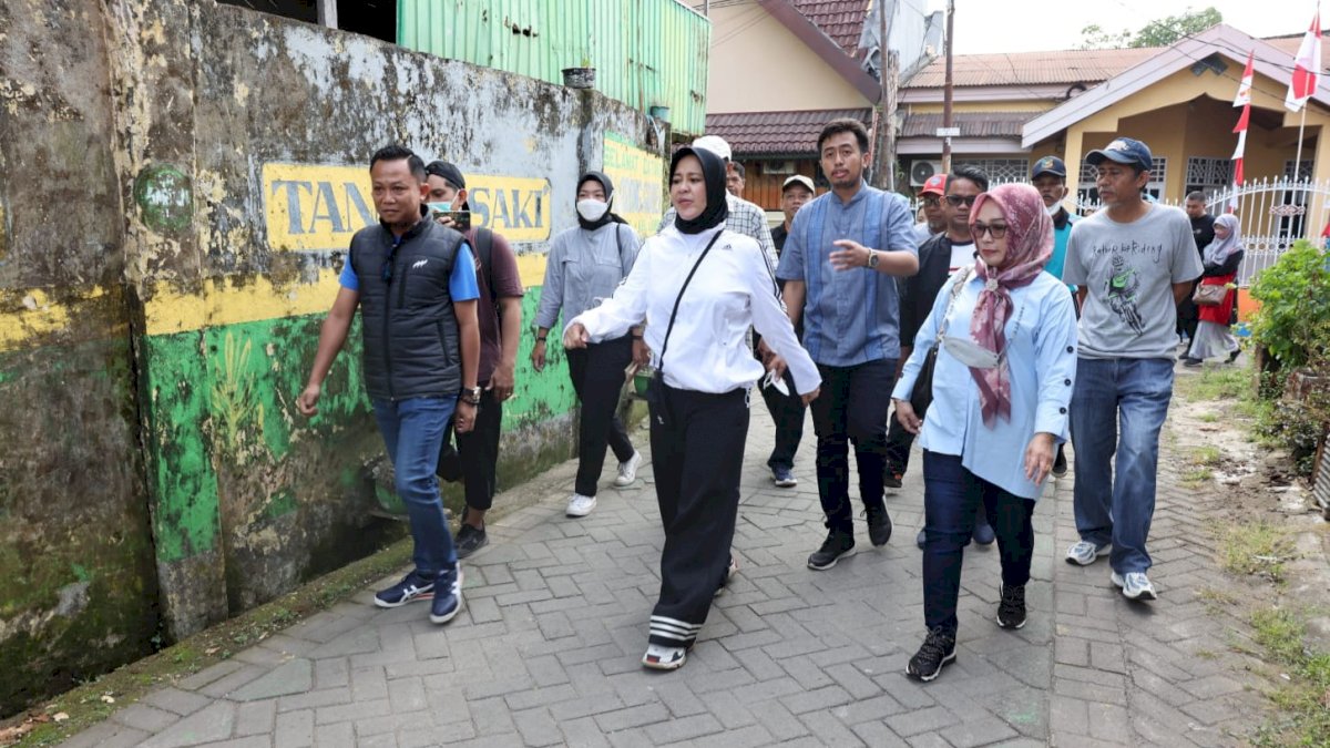 Fatmawati Rusdi Didampingi Camat Talla Tinjau Lorong Wisata di Jalan Sunu