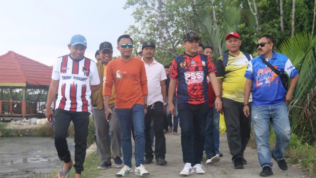 Camat Tallo Alamsyah Sahabuddin dan Ketua KONI Makassar berkunjung ke Kelurahan Lakkang untuk membuka turnamen sepak bola Piala Ketua DPRD Makassar (dokumen: ist)