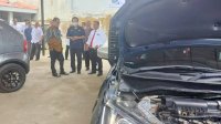 Rektor UNM Tinjau Servis Mobil Gratis di Fakultas Teknik