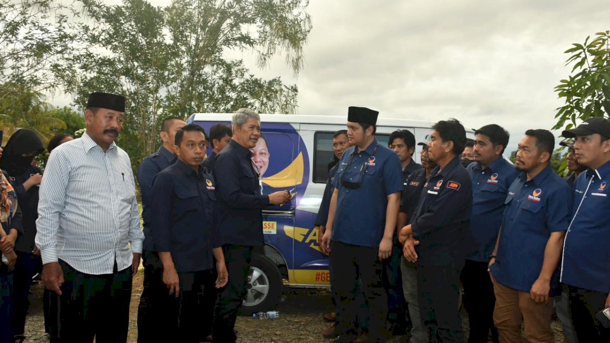 Rusdi Masse Bantu Ambulans Kader NasDem di Walmas Timur Kabupaten Luwu