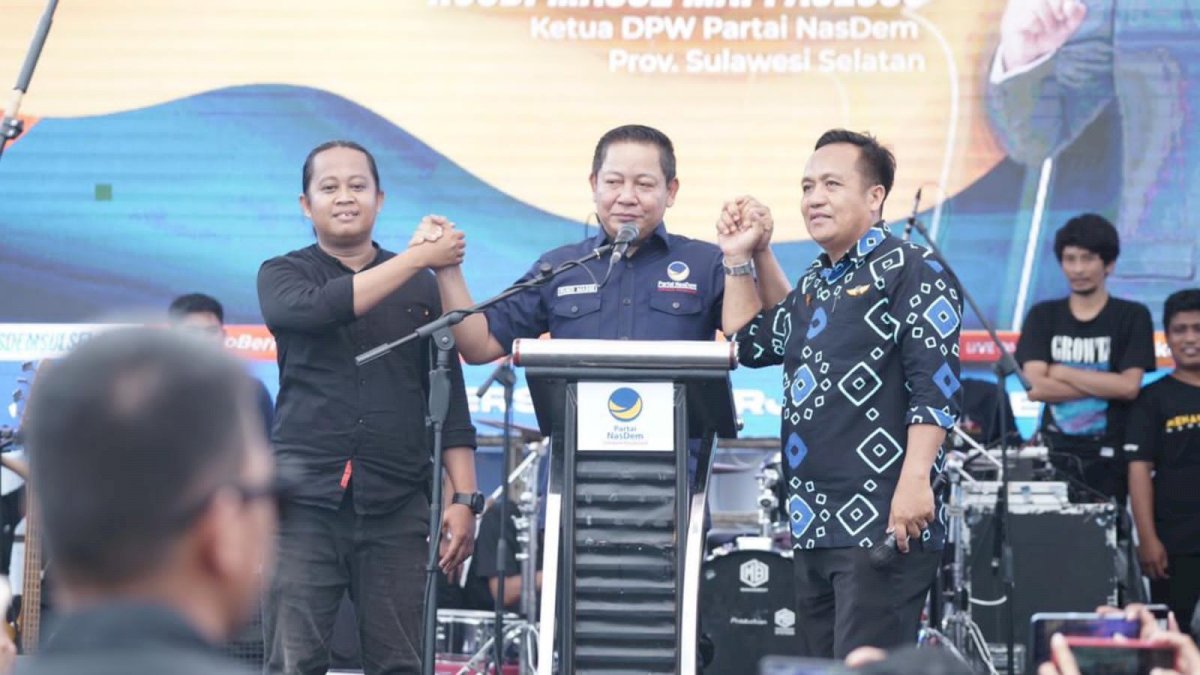 Rusdi Masse Bantu 2 Kepala Desa di Lutra Uang Tunai Rp50 Juta dan Beras