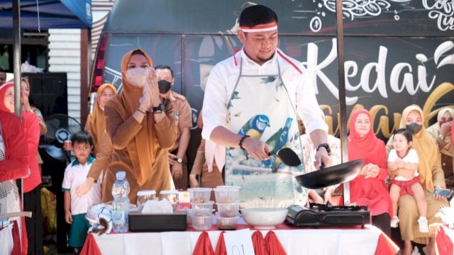 Bupati Gowa, Adnan Purichta Ichsan saat ikut dalam lomba memasak nasi goreng (dokumen: Pemkab Gowa)