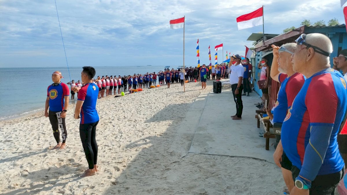Ikut Meriahkan Kemerdekaan RI, MWC Bentangkan Bendera Merah Putih Sepanjang 50 Meter di Laut Makassar