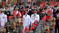 Korsik Satpol-PP Makassar Iringi Pengibaran Bendera Merah Putih di Losari