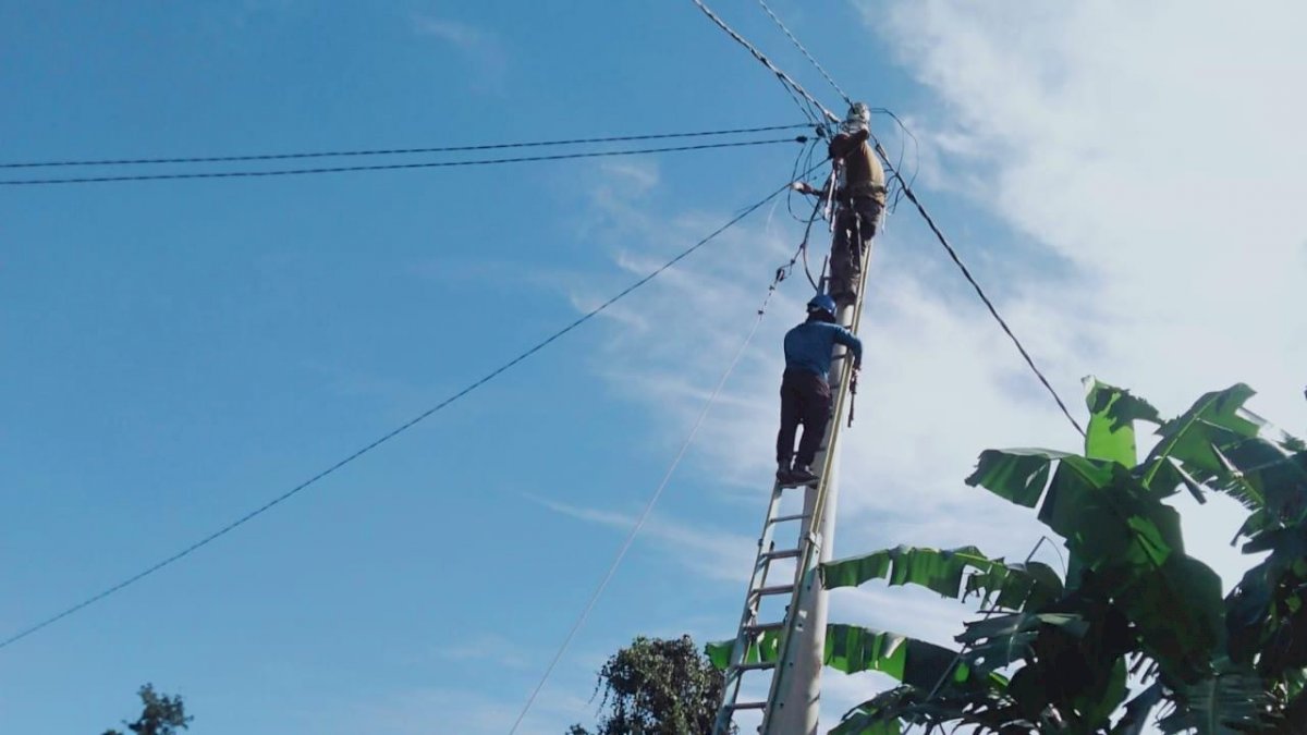 Momen Perayaan Kemerdekaan RI, PLN Kembali Berhasil Listriki 12 Dusun di Sulselrabar