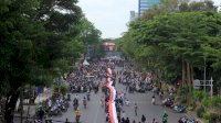 Ikut Peringati Kemerdekaan RI ke-77, Asmo Sulsel Bersama Komunitas Bentangkan Bendera Merah Putih Raksasa