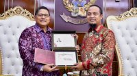 Gubernur Sulsel Andi Sudirman Terima Uang Kertas Tahun Emisi 2022 dengan Nomor Seri Sesuai Tahun Kelahiran