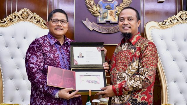 Kepala BI Sulsel, Causa Iman Karana memberikan uang kertas baru tahun emisi 2022 kepada Gubernur Sulsel, Andi Sudirman Sulaiman (dokumen: ist)